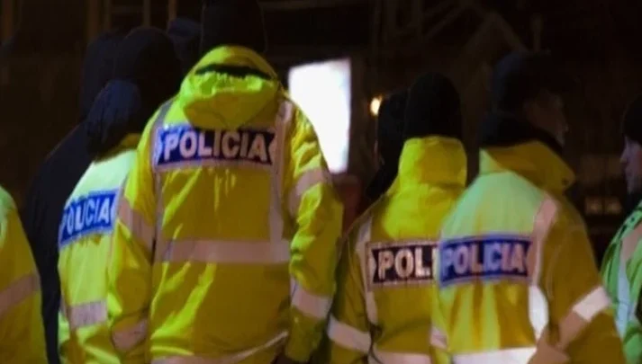 Detenido cuando paso caminando con una rueda robada frente a la Comisaria