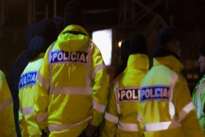 Detenido cuando paso caminando con una rueda robada frente a la Comisaria Detenido cuando paso caminando con una rueda robada frente a la Comisaria
