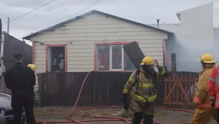 Incendio en una vivienda, una mujer trasladada al Hospital