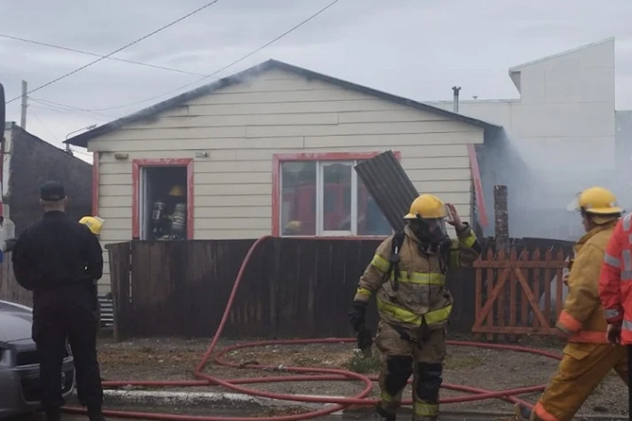 Incendio en una vivienda, una mujer trasladada al Hospital