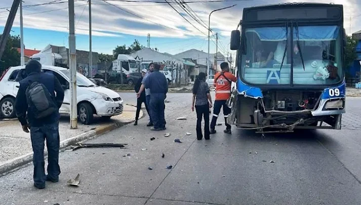Choque entre colectivo y auto con lesionados