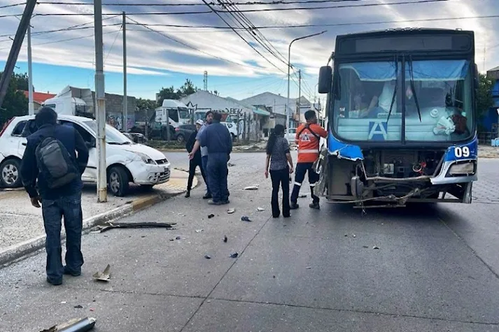 Choque entre colectivo y auto con lesionados