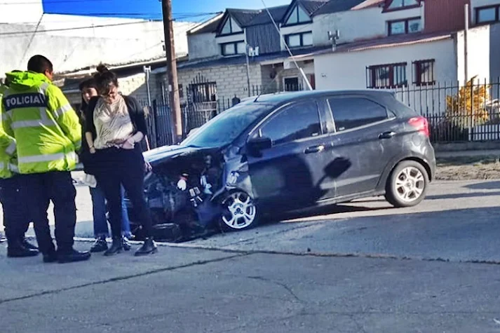 Choque contra un poste sin lesionados Choque contra un poste sin lesionados