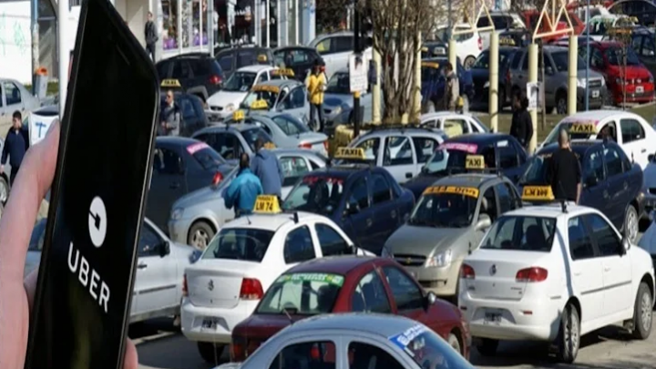 Choferes de UBER, denuncian que taxistas y remiseros también usan la aplicación