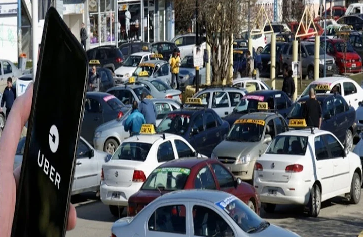 Choferes de UBER, denuncian que taxistas y remiseros también usan la aplicación