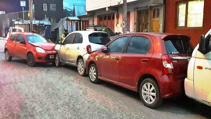 Choco borracha, 3 vehículos estacionados y termino detenida
