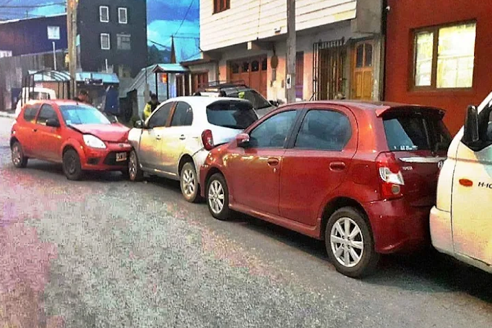 Choco borracha, 3 vehículos estacionados y termino detenida