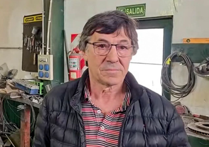 La historia de Osvaldo, el restaurador de esculturas de animales de la plaza