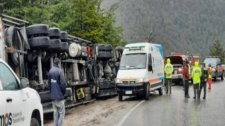 Vuelco de camión conductor atrapado en la cabina