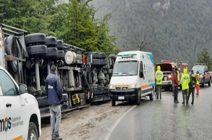 Vuelco de camión conductor atrapado en la cabina