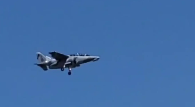 Con una peligrosa maniobra: Un avión IA-64 Pampa debió aterrizar de emergencia en Córdoba Con una peligrosa maniobra: Un avión IA-64 Pampa debió aterrizar de emergencia en Córdoba