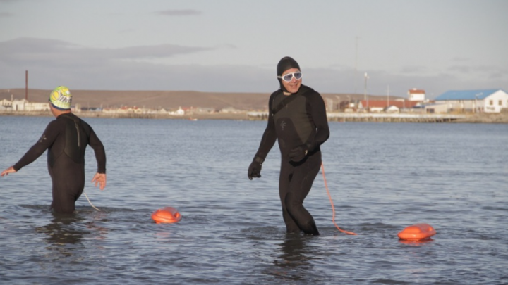 Nado en aguas frías: «Mar de Fuego» realizará el primer bautismo del año