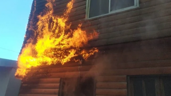 Incendio afecto a dos viviendas, sin que se registraran lesionados