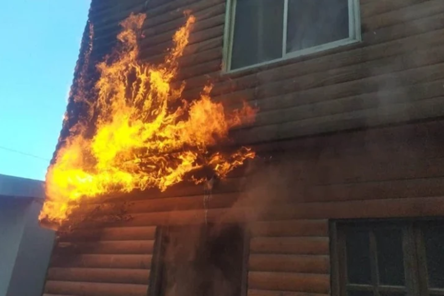 Incendio afecto a dos viviendas, sin que se registraran lesionados Incendio afecto a dos viviendas, sin que se registraran lesionados