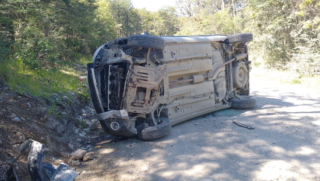 Perdió el control por el ripio y volcó