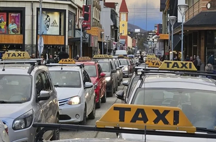 Reclamo, marchas y manifestaciones de taxistas en Ushuaia contra UBER