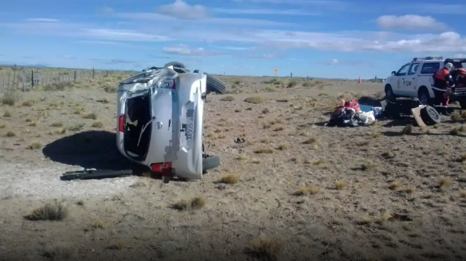 Sufrieron lesiones. Riograndenses volcaron en la Ruta Nacional N° 40 Sufrieron lesiones. Riograndenses volcaron en la Ruta Nacional N° 40