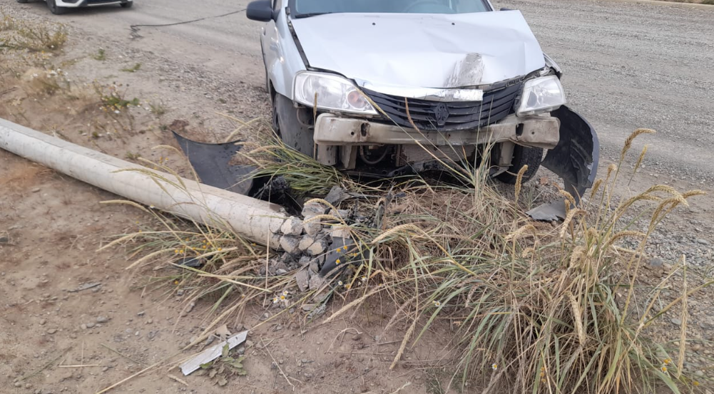 Accidente de tránsito : Conductor colisionó contra una columna del alumbrado público