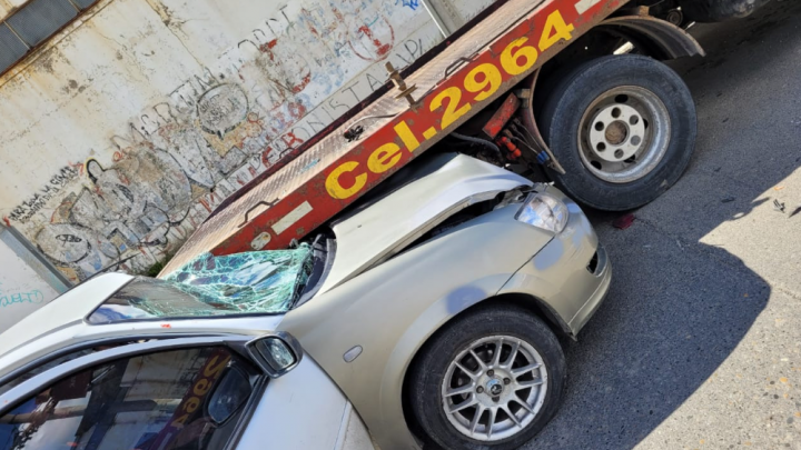 Violento accidente de tránsito: Chocó y quedó incrustado contra un camión grúa estacionado