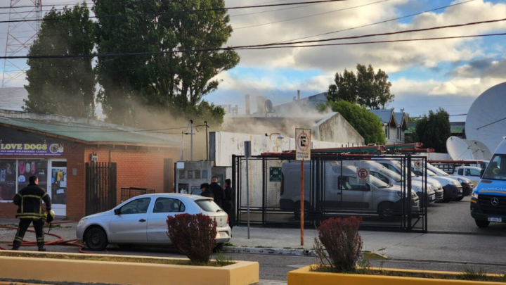 Mujer de 93 años quedó internada luego de inhalar humo en un incendio