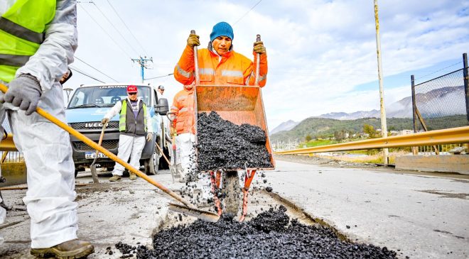 Se realizaron tareas de bacheo en el puente sobre el arroyo Grande