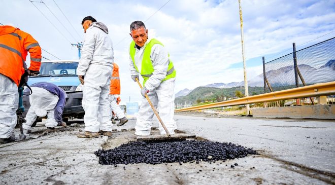 Corte al tránsito por trabajos de bacheo en el barrio Mirador de los Andes