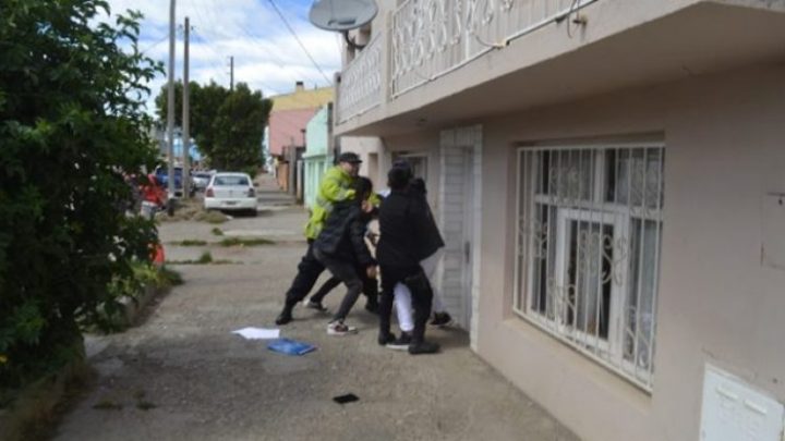 Agresores de un periodista lo resarcieron con un celular nuevo