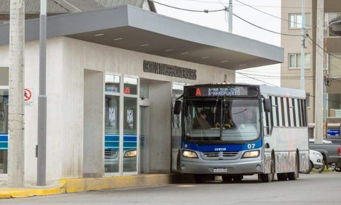 Lo sufren los usuarios: Río Grande y Ushuaia: Se cumple el paro del transporte y no hay colectivos circulando