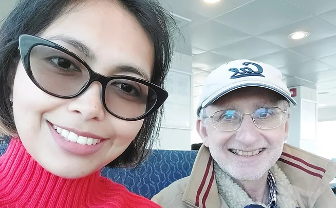 Se llevan 42 años de diferencia: pareja que se conoció por app de citas dice estar muy enamorada