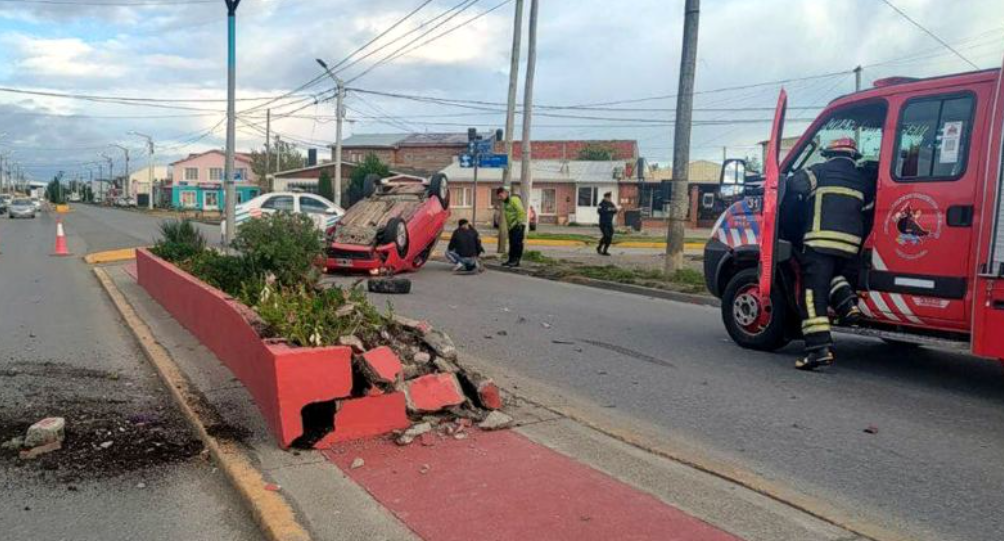 Rio Grande: En avenida Perón: chocó, volcó y lo detuvieron Rio Grande: En avenida Perón: chocó, volcó y lo detuvieron