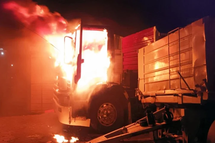 Incendio intencional de un camión en la madrugada