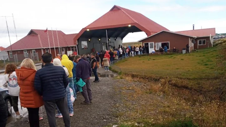 Largas filas por el feriado XXL para salir de TDF