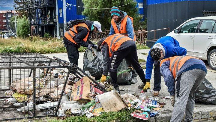 MEDIO AMBIENTE REALIZÓ JORNADA DE LIMPIEZA EN EL BARRIO BAHÍA GOLONDRINA