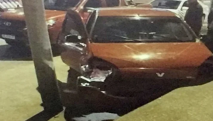 Auto chocó contra un cordón