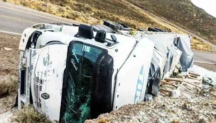 Camión volcó en la Ruta 3