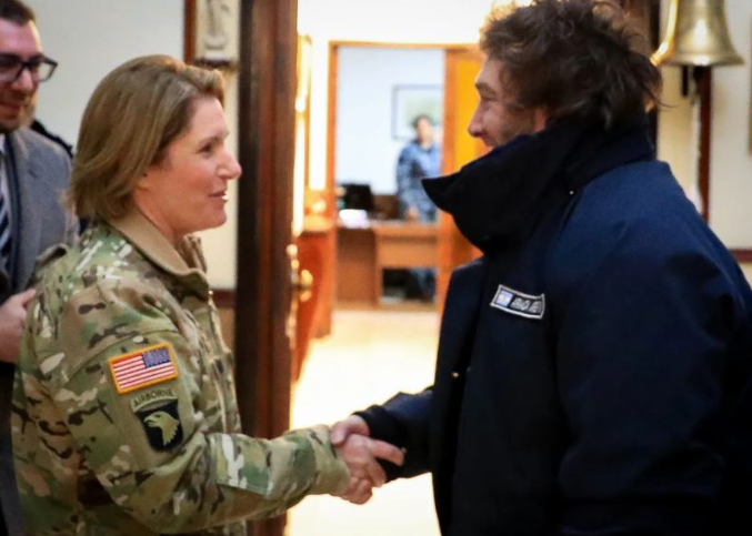 Lazos con EEUU: Milei se reunió en Ushuaia con la militar estadounidense Laura Richardson