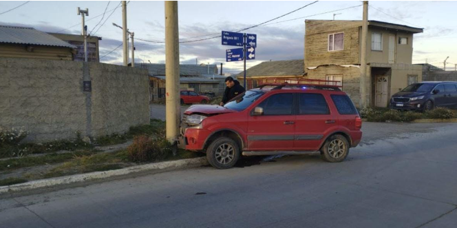 Accidente de tránsito: Conductor impactó contra un poste del alumbrado público