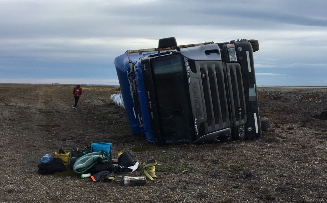 Sin heridos: Un camión volcó en la Ruta Nacional 3 Sin heridos: Un camión volcó en la Ruta Nacional 3
