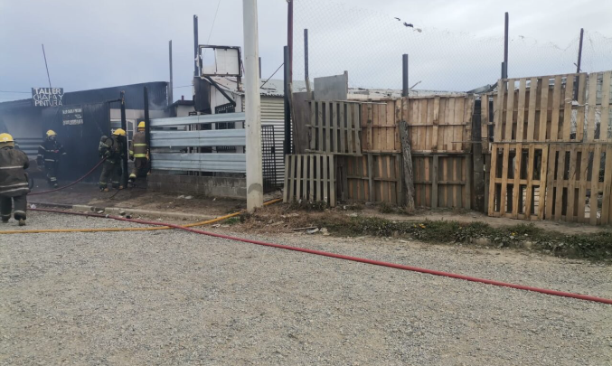 2 personas en terapia intensiva : Rescatan a cinco personas de un dantesco incendio