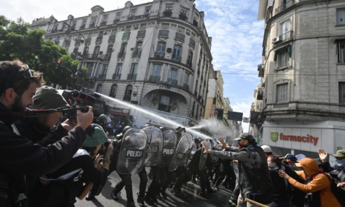 Tras la violenta represión: Francos criticó a la oposición: “Están buscando que haya un muerto”