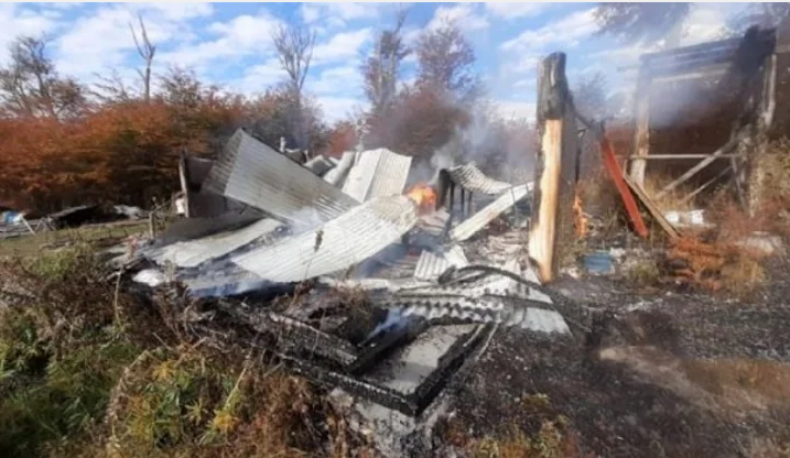 Devastador fuego consume residencia en Tolhuin