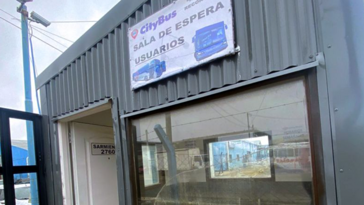 Pensado para el usuario: CityBus construyó una sala de espera para pasajeros frente a la sede de la empresa