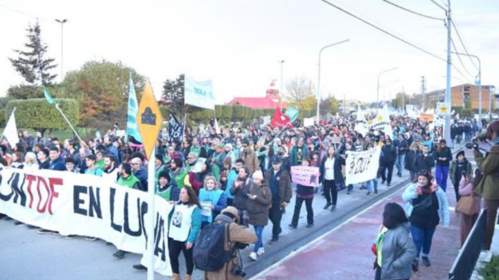 Multitudinaria Marcha Universitaria en Tierra del Fuego