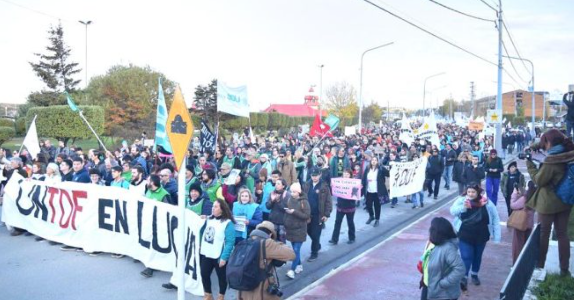 Multitudinaria Marcha Universitaria en Tierra del Fuego