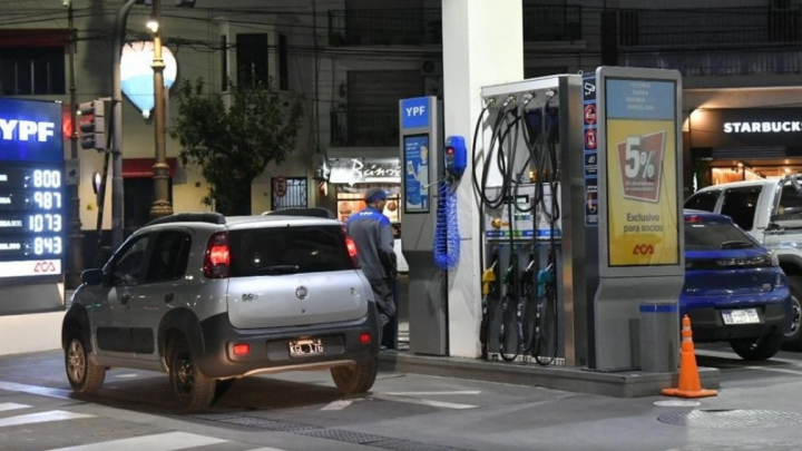 Aumenta la nafta casi 10% en mayo: cómo se beneficia el Estado de los impuestos a combustibles y tarifas