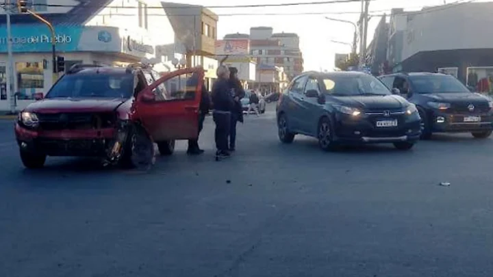 Colisión entre dos vehículos en intersección con semaforos