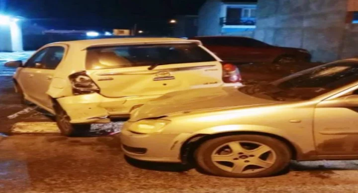 Choque y Fuga en Avenida Belgrano: Secuestran Chevrolet Corsa tras colisión con Toyota Etios