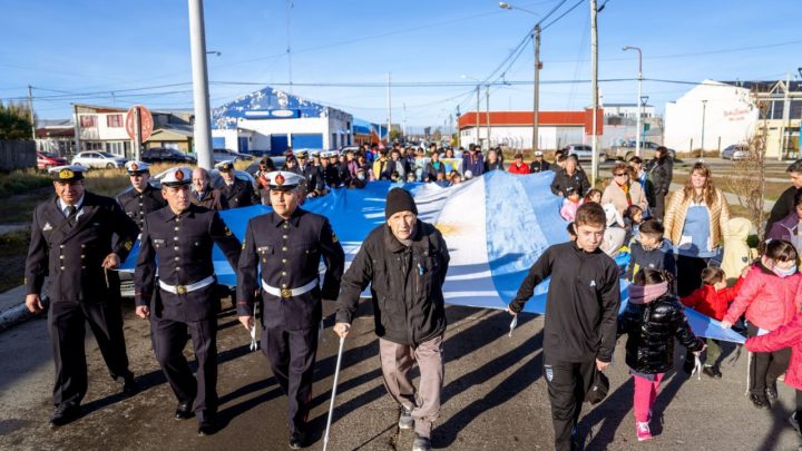 Río Grande: El Hogar de Día de adultos mayores y un emotivo abrazo simbólico por el Día de la Escarapela y de la Armada