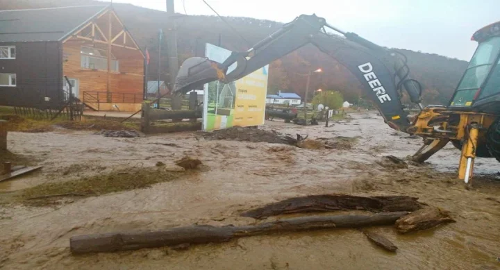 La Policía Provincial y Vialidad despliegan operativo en Almanza para prevenir riesgos por la crecida de ríos y arroyos.