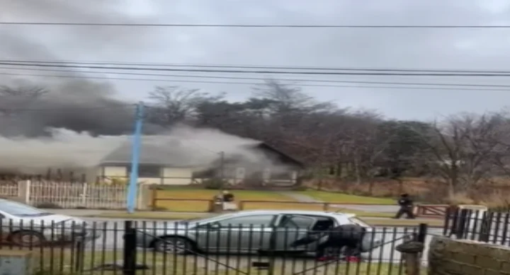 Incendio en barrio Andino de Ushuaia: Bomberos trabajaron para extinguir el fuego